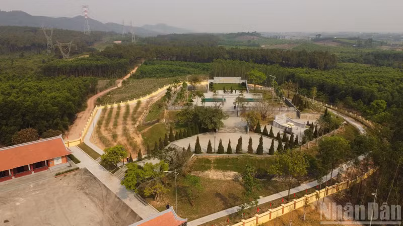 Le tombeau du Secrétaire général Hà Huy Tập est situé sur la colline du temple Dong Lem, construit et achevé en décembre 2009.