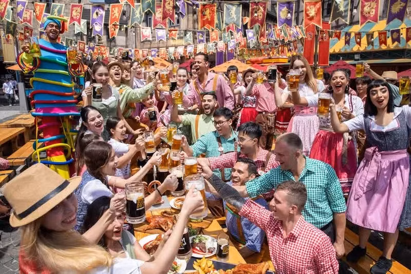 Le festival s'anime de couleurs éclatantes et de danses entraînantes à travers tout le Royaume du Soleil. Photo : Sun Groupe