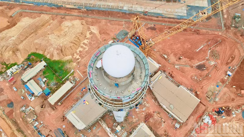 La tour est équipée d’un radar au sommet, d’une cabine de contrôle d’environ 150 m², ainsi que de deux cabines de supervision des aires de stationnement, chacune d’environ 70 m². L’ensemble du système d’équipements repose sur une technologie d’automatisation moderne.