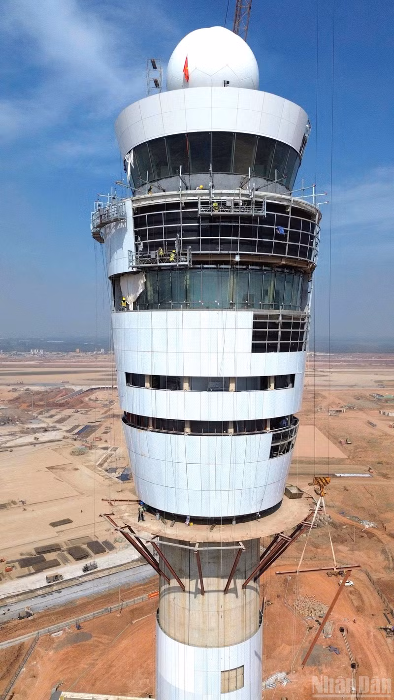 La tour de contrôle de l’aéroport de Long Thanh est conçue selon l’inspiration d’un bourgeon de lotus, d’une hauteur de 123 mètres, en harmonie avec le terminal passagers.