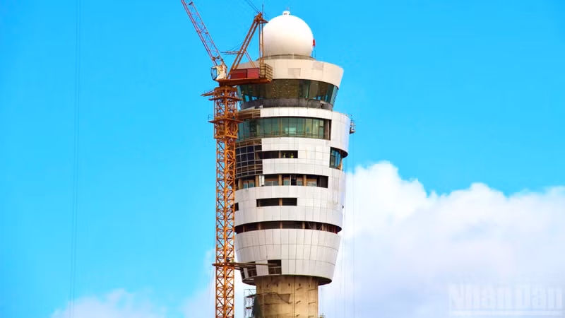 Selon la Vietnam Air Traffic Management Corporation, parallèlement à la construction, la préparation du personnel destiné à l’exploitation de l’aéroport de Long Thanh est également achevée. Les contrôleurs aériens et techniciens, formés de manière rigoureuse selon les normes internationales et bénéficiant d’une formation spécialisée, sont prêts à assurer leurs missions.
