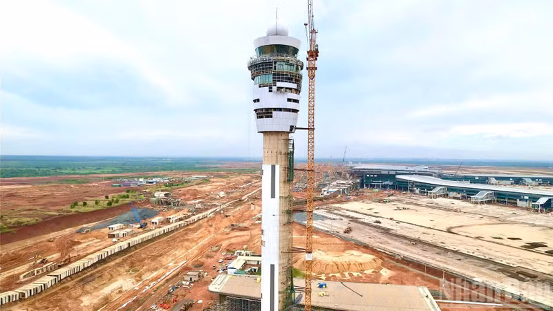 Ces jours-ci, plusieurs centaines d’ouvriers se relaient sur les différents lots du projet selon un régime « trois équipes, quatre rotations » afin d’achever les derniers ouvrages.
