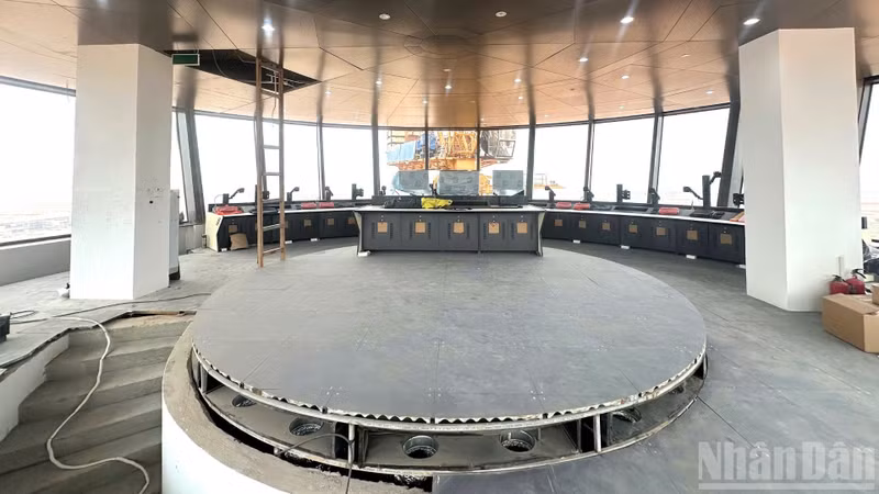 Dans le bâtiment technique d’exploitation, de nombreux équipements électroniques ont déjà été installés. Parallèlement, les aménagements intérieurs sont en cours, dans le respect des exigences techniques et esthétiques.