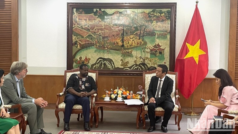 Le vice-ministre de la Culture, des Sports et du Tourisme, Hoang Dao Cuong (à droite), a reçu une délégation d’experts du Programme Mémoire du monde de l’UNESCO. 