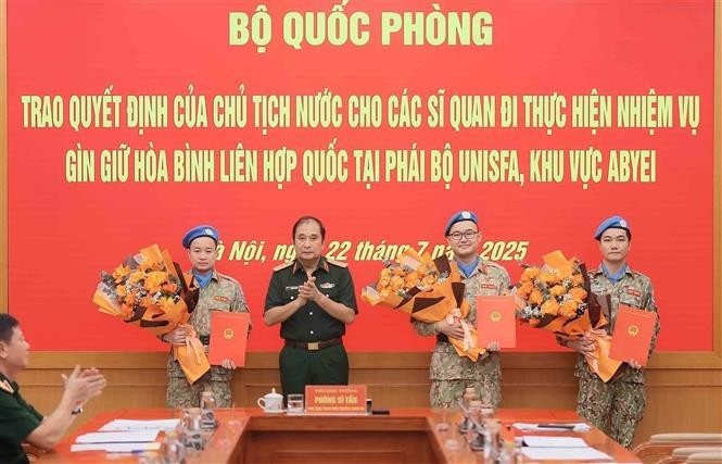Cérémonie de remise de décisions présidentielles à trois officiers déployés auprès de la FISNUA. Photo : VNA.