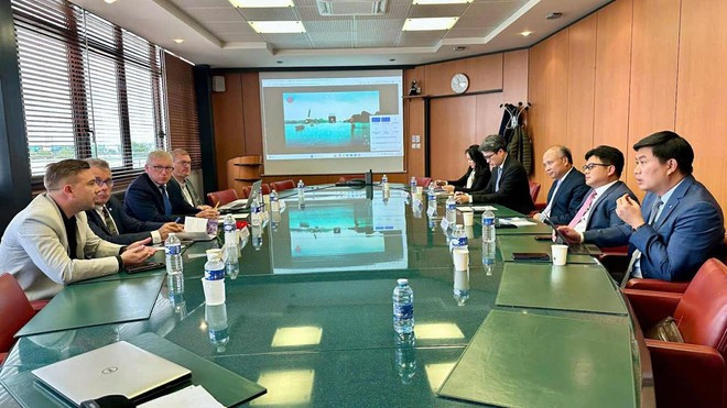La délégation de l’ambassade du Vietnam en France en réunion avec des entreprises de Normandie. Photo : Thu Ha/VNA.