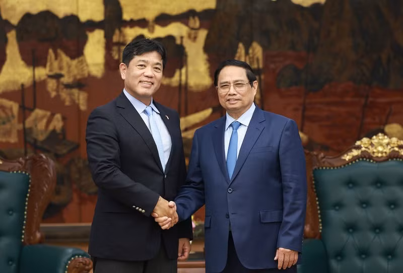 e Premier ministre Pham Minh Chinh (droite) et Yukihito Honda, directeur exécutif en charge du développement urbain diversifié du groupe japonais Sumitomo. Photo : VNA.