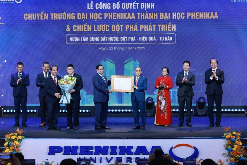 Le Premier ministre Pham Minh Chinh a assisté ce mardi, 22 juillet, à Hanoï, à la cérémonie de transformation de l’Université Phenikaa qui est désormais officiellement reconnue comme une université pluridisciplinaire à part entière. Photo: VNA