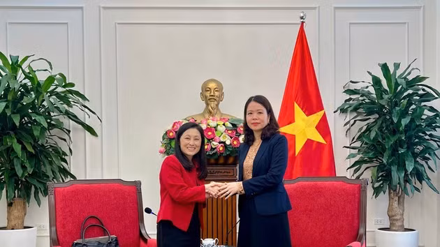 La vice-ministre des Affaires étrangères Nguyen Minh Hang (droite) et l'ambassadrice des États-Unis au Vietnam, Jennifer Wicks. Photo : ministère des Affaires étrangères.