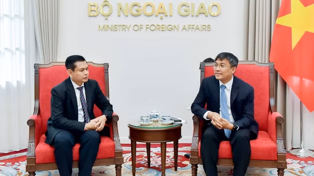 Le vice-ministre vietnamien permanent des Affaires étrangères Nguyen Minh Vu (à droite) reçoit Vandy Boutsady, chef du Département de l’organisation et du personnel du ministère lao des Affaires étrangères. Photo : baoquocte.