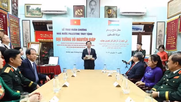 Le général Phan Van Giang, membre du Bureau politique, secrétaire adjoint de la Commission militaire centrale, vice-Premier ministre et ministre de la Défense nationale, prononce un discours lors de la cérémonie. Photo : An Dang/VNA.