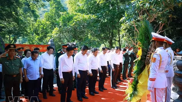 La délégation du gouvernement rend hommage au Mémorial des martyrs tombés sur la route 20 Quyet Thang. Photo : VNA.