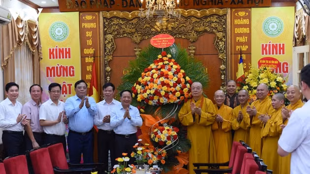 Trinh Van Quyet, membre du Bureau politique, secrétaire du Comité central du PCV et chef de la Commission centrale de la Propagande, de l’Éducation et de la Mobilisation des masses, félicite l’Église bouddhique du Vietnam à l’occasion du Vesak. Photo : Trong Phu/VOV.VN