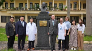 Le président de l’Alliance parlementaire mondiale contre la tuberculose, en visite dans l’Hôpital central de pneumologie. Photo : NDEL