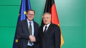 Le vice-Premier ministre permanent Nguyên Hoa Binh (à droite) et le vice-président du Bundestag allemand, Bodo Ramelow, se serrent la main. Photo : VNA.