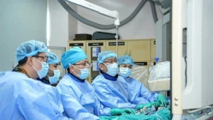 Des chirurgiens du Centre médical universitaire d'Hô Chi Minh-Ville pratiquent une intervention TAVI. — Photo reproduite avec l'aimable autorisation de l'hôpital.