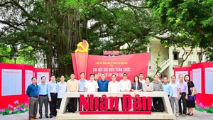 La délégation de journalistes laotienne pose pour une photo souvenir au siège du journal Nhân Dân. Photo : NDEL