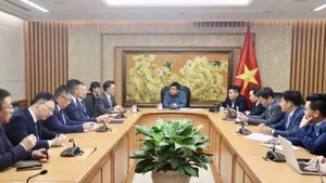 Le vice-Premier ministre Nguyen Chi Dung (centre) a reçu le 14 octobre à Hanoï Wang Cheng, directeur général du groupe chinois TCL. Photo : VNA.