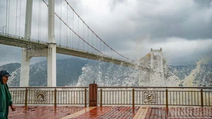 Sur le quai de Nhu Nguyet, à l’extrémité de la ville, les vagues les plus puissantes frappaient la digue rocheuse, projetant des colonnes d’eau atteignant parfois quatre mètres de haut. Photo : NDEL
