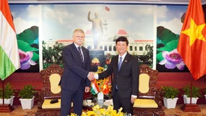 Le secrétaire adjoint du Comité municipal du Parti et président du Conseil populaire de Ho Chi Minh-Ville, Vo Van Minh (droite) et le président de l’Assemblée nationale de Hongrie, Kover Laszlo, en visite officielle au Vietnam. Photo : VNA.