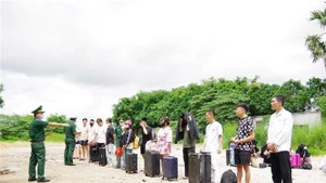 Réception des citoyens vietnamiens rapatriés du Cambodge. Photo : VNA.