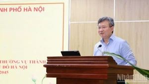 Nguyen Ngoc Ky, président de l’Union des organisations d’amitié de Hanoï, prend la parole. Photo : NDEL.