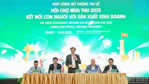 La conférence de presse a été coprésidée par le vice-ministre de l’Industrie et du Commerce Nguyen Sinh Nhat Tan, le vice-ministre de la Culture, des Sports et du Tourisme Ho An Phong, et les dirigeants des services relevant des deux ministères ainsi que du Comité populaire de Hanoï. Photo : NDEL