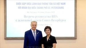 Vu Viet Trang, directeur général de VNA, et Grigoriev Evghnhi Dmitrievic, président du Comité des relations extérieures de la municipalité de Saint-Pétersbourg. Photo : VNA.