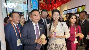 Le vice-Premier ministre Le Thanh Long et la princesse Tsuguko visitant le Pavillon du Vietnam et dégustant un thé vietnamien au citron. Photo : VOV.