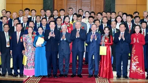 Le secrétaire général du Parti communiste du Vietnam, To Lam et des délégués. Photo : NDEL.