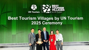 Des représentants de la province de Tuyên Quang et du comité d'organisation posent pour une photo après que Lô Lô Chải a été honoré comme l'un des meilleurs villages touristiques en 2025. — Photos avec l'aimable autorisation de la province de Tuyên Quang.
