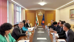 Réunion entre le ministre vietnamien par intérim de l’Agriculture et de l’Environnement, Tran Duc Thang, et le ministre bulgare de l’Agriculture et de l’Alimentation, Georgi Tahov. Photo : VNA.https://mekongasean.vn/