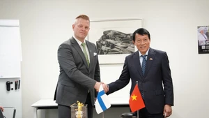 Le ministre vietnamien de la Sécurité publique, Luong Tam Quang et le secrétaire d’État au ministère de l’Intérieur de la République de Finlande, Heikki Tamminen. Photo : cand.com.vn