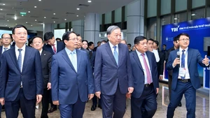 Le SG To Lam et le PM Pham Minh Chinh à l’exposition internationale de l’innovation du Vietnam 2025. Photo : NDEL.