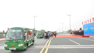 Les touristes entrent et sortent par le poste-frontière international de Mong Cai, près du pont Bac Luân II. Photo : baoquangninh.com.vn