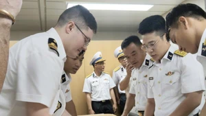 Les officiers des deux camps ont discuté et convenu d’un plan de formation conjoint. Photo: VNA