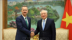 Le vice-Premier ministre permanent Nguyen Hoa Binh (à droite) et Haluk Görgün, président de l’Agence turque des industries de défense, à Hanoï. Photo : VNA.