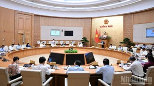 Le Premier ministre Pham Minh Chinh a présidé dans l’après-midi du 1er octobre à Hanoï une réunion du gouvernement consacrée à l’évaluation et au suivi de la mise en œuvre du modèle d’administration locale à deux niveaux ainsi qu’à l’examen des difficultés rencontrées. Photo : NDEL.