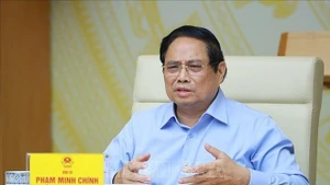 Le Premier ministre vietnamien Pham Minh Chinh demande de maintenir l'équilibre pour préserver la santé publique. Photo : VNA.