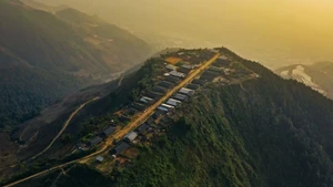 Le chemin menant à Cu Vai est un véritable défi. Les visiteurs doivent parcourir près de 20 kilomètres de route montagneuse sinueuse, jalonnée de pentes abruptes et de rochers épars. Photo : https://kienthuc.net.vn/