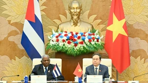 La deuxième réunion du Comité de coopération interparlementaire Vietnam–Cuba a eu lieu dans la matinée du 1er octobre à Hanoï sous la co-présidence du président de l’Assemblée nationale du Vietnam, Tran Thanh Man (droite), et son homologue de Cuba, Esteban Lazo Hernández. Photo : NDEL