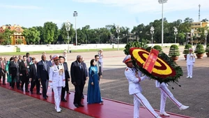 Le président de l'Assemblée nationale cubaine, Esteban Lazo Hernández, accompagné de la délégation cubaine, rend hommage au Président Hô Chi Minh en son mausolée à Hanoï. Photo: VNA