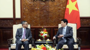 Le président Luong Cuong (droite) et l'ambassadeur d'Indonésie au Vietnam Denny Abdi. Photo: VNA