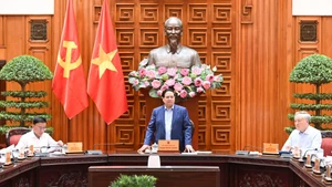 Le PM Pham Minh Chinh préside une réunion de la Permanence du gouvernement visant à remédier aux conséquences du typhon n°11. Photo : NDEL.