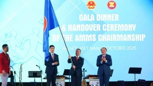 Le ministre de la Culture, des Sports et du Tourisme, Nguyen Van Hung, préside la cérémonie de remise de la présidence de la 9ᵉ Réunion ministérielle de l’ASEAN sur le sport (AMMS 9) à la délégation cambodgienne. Photo : bvhttdl.gov.vn