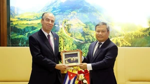 Le secrétaire du Comité provincial du Parti, Vu Dai Thang (à droite), et l'ambassadeur de Cuba au Vietnam, Rogelio Polanco Fuentes, lors de leur rencontre le 13 octobre. Photo : VNA.