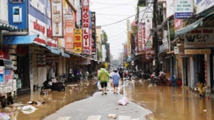 Les ordures s'amoncellent après les inondations à Huê. Photo : nongnghiepmoitruong.vn