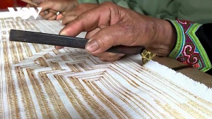 Les bordures, motifs et dessins sont entièrement réalisés à la main, sans aucun gabarit. Photo : VOV.