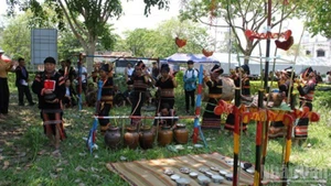 Un rituel culturel singulier à Phu Tuc. Photo : NDEL.