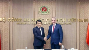 Le général Luong Tam Quang, ministre de la Sécurité publique (gauche) et le vice-Premier ministre et ministre du Numérique de la République de Pologne, Krzysztof Gawkowski. Photo: cand.com.vn